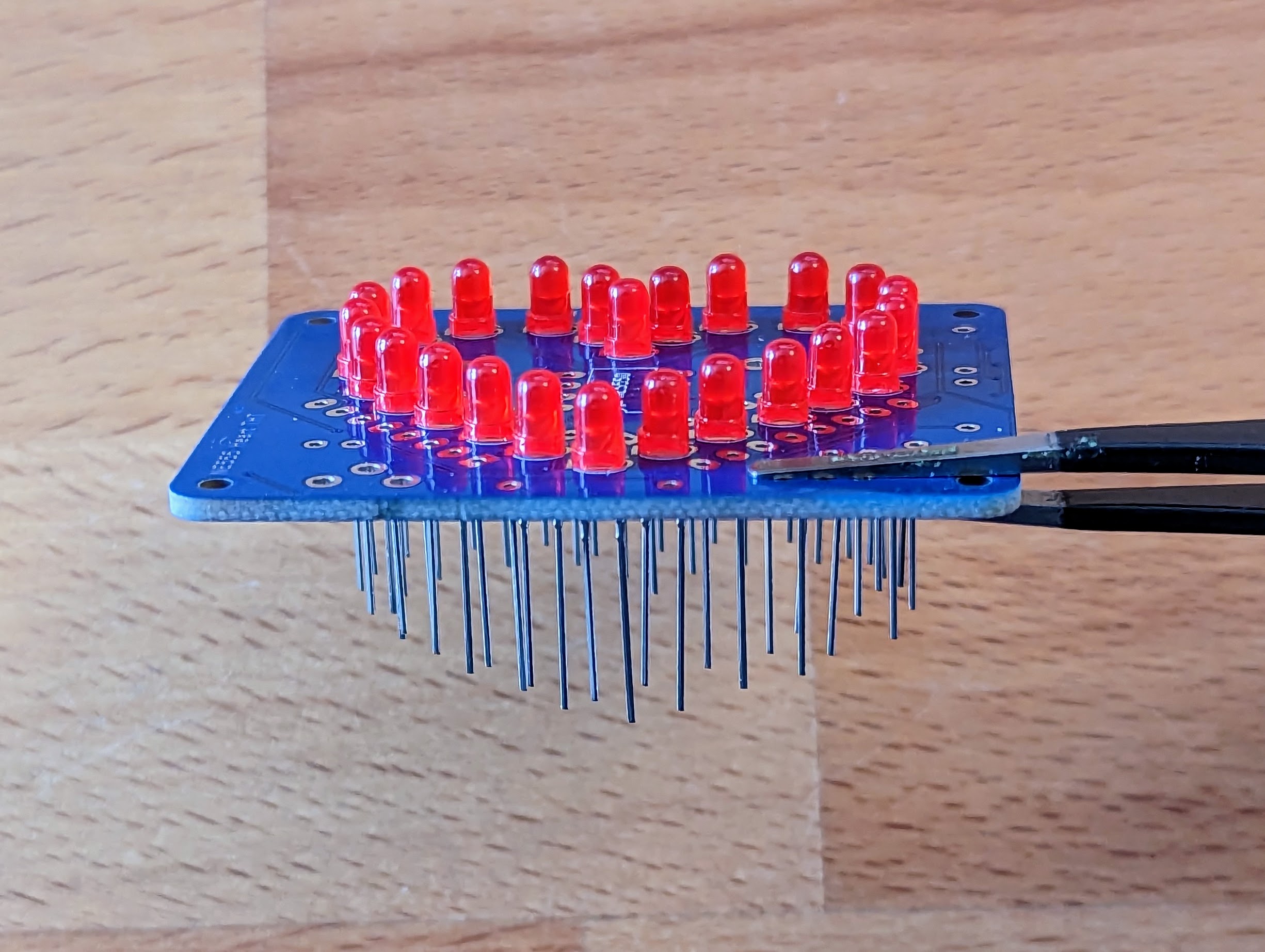 Herz THT Bausatz – Seitenansicht, bereit zum Verlöten der LEDs