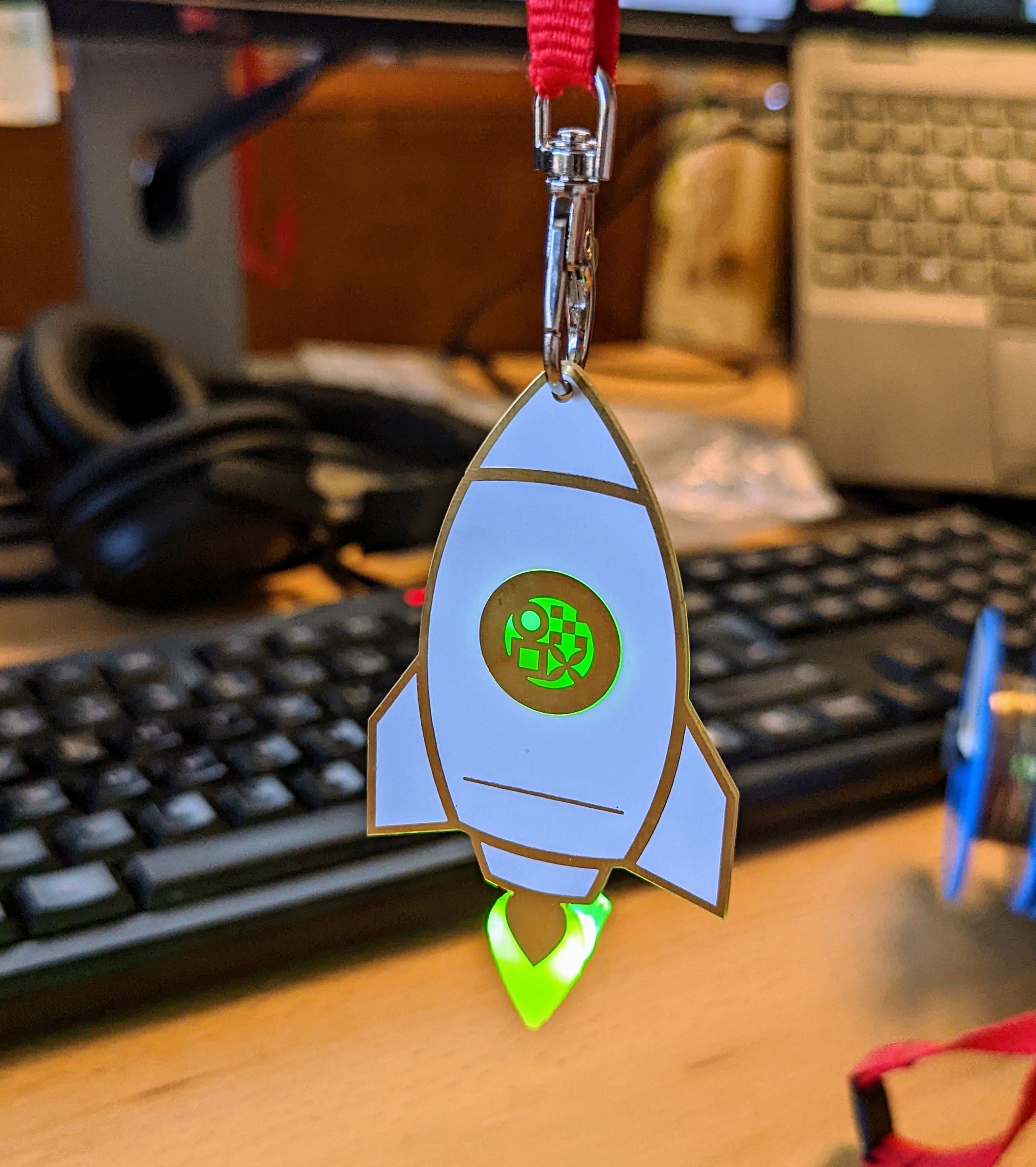 DIY-Rakete am Schlüsselband – leuchtendes Gadget zum Mitnehmen Leuchtende Rakete aus Lötbausatz hängt an einem Schlüsselband, Frontansicht