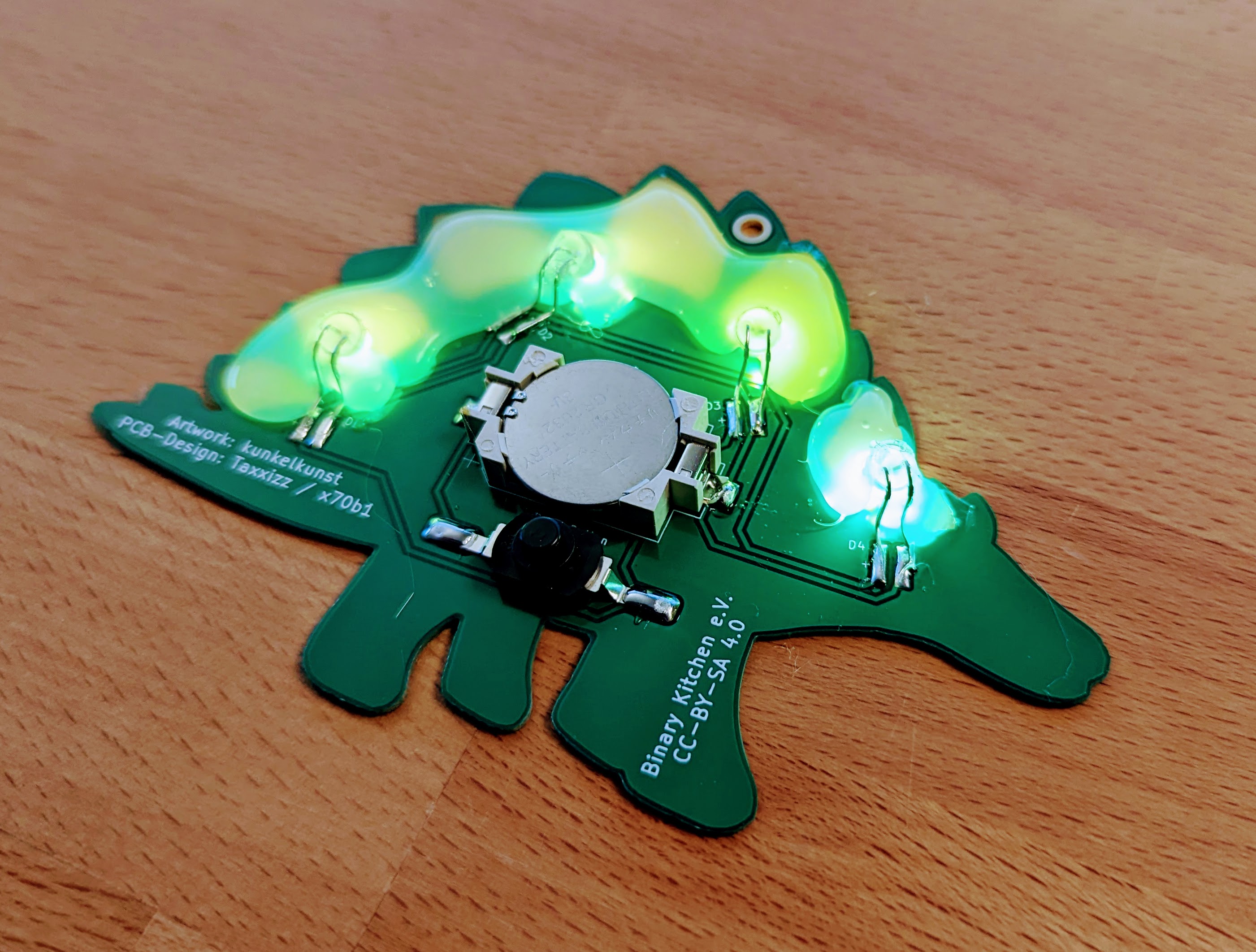 Dino Bausatz – Rückansicht mit leuchtenden LED-Rückenstacheln