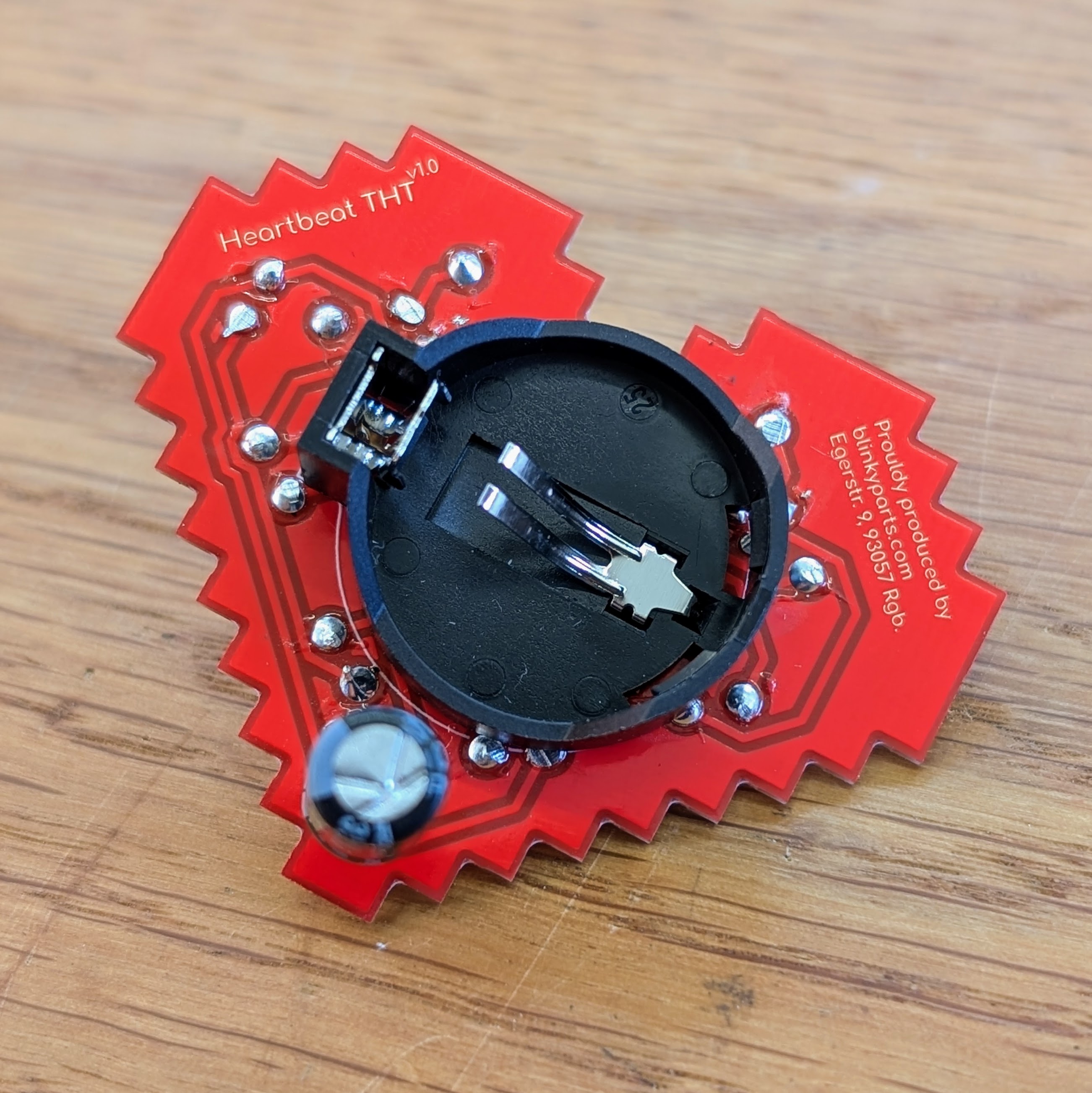 Rückseite der fertigen Heartbeat-Platine mit Batteriehalter und großem Elektrolytkondensator