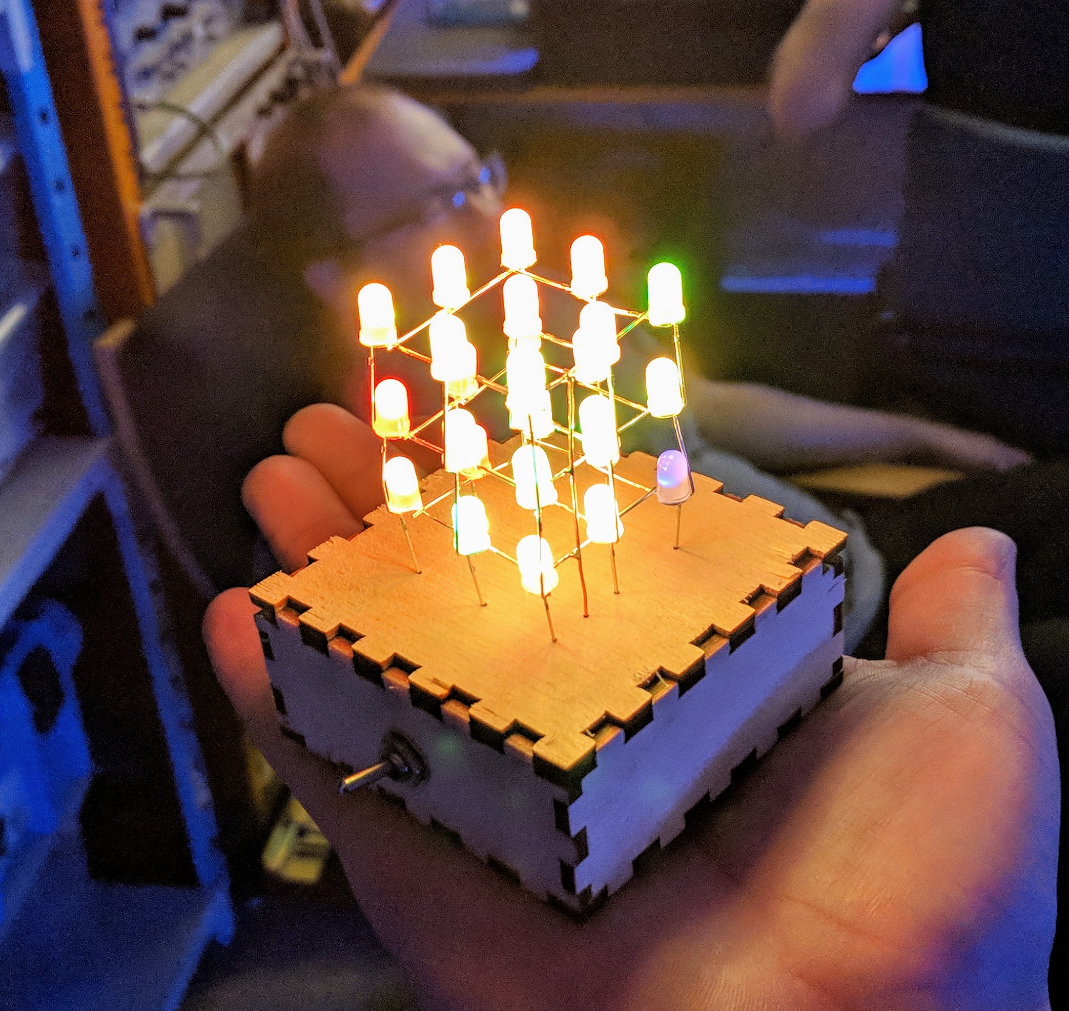 LED Cube - Ein bunter LED 3D-Würfel mit 27 bunt leuchtenden LEDs