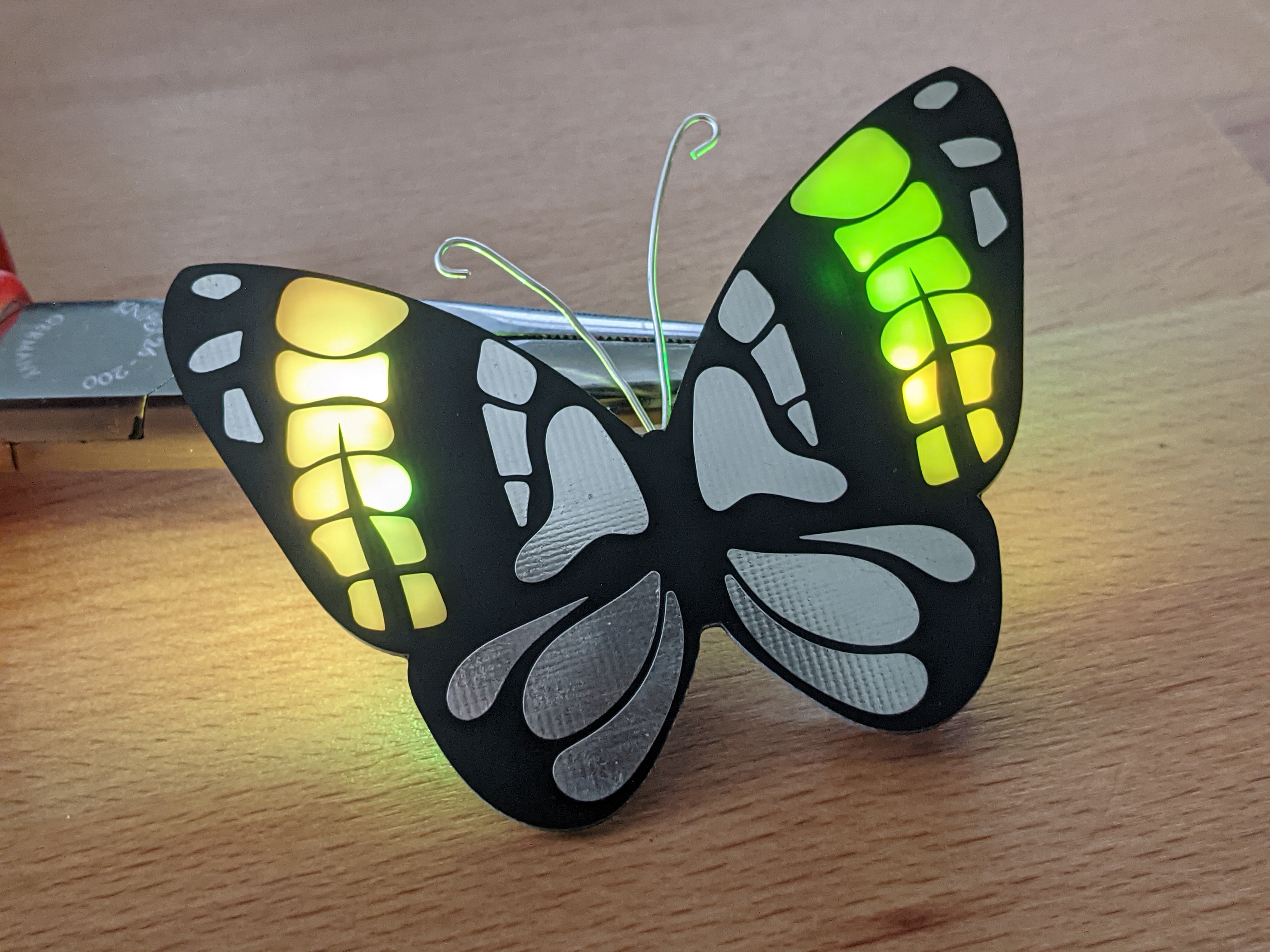 LED-Schmetterling – Vorderansicht mit gelb-grüner Beleuchtung