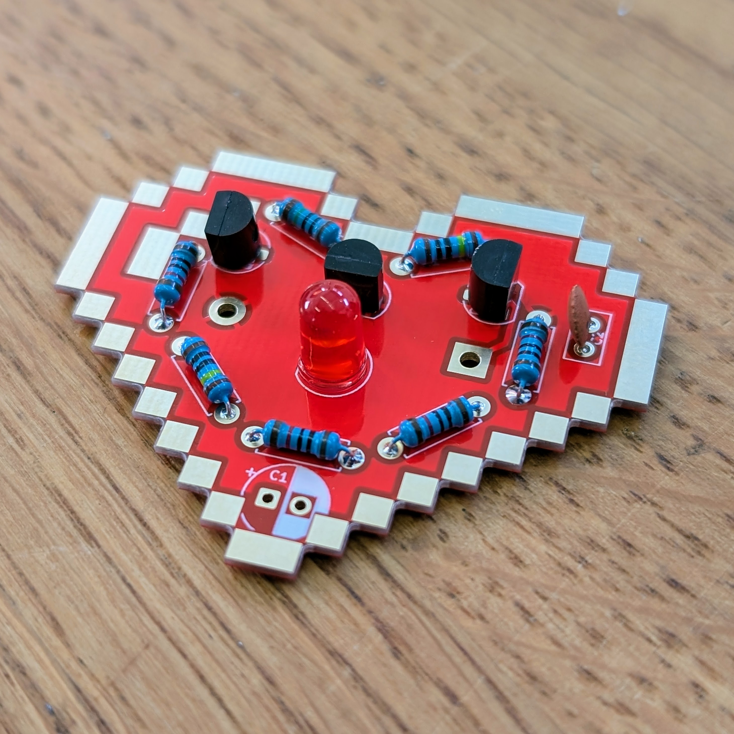 Fertig gelötete Heartbeat-Platine von oben mit zentraler LED für den pulsierenden Herzschlag-Effekt